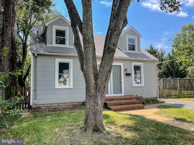 1021 Park Ave, Annapolis, MD 21403 - cape cod house featuring a shingled roof