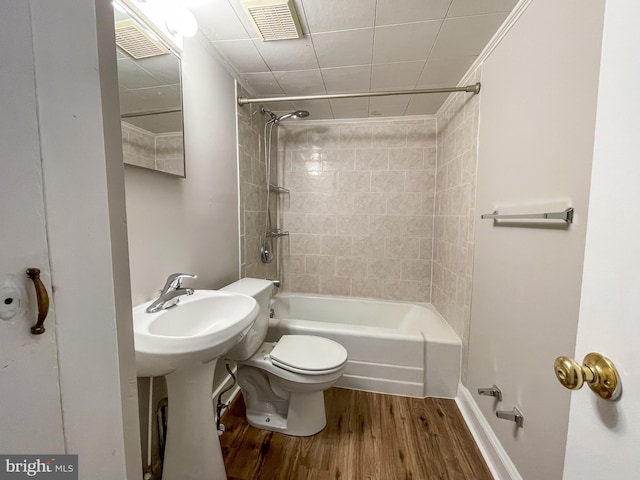 1021 Park Ave, Annapolis, MD 21403 - bathroom with wood finished floors, bathtub / shower combination, and crown molding