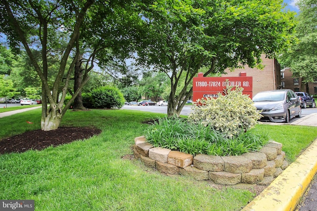 community sign featuring a yard