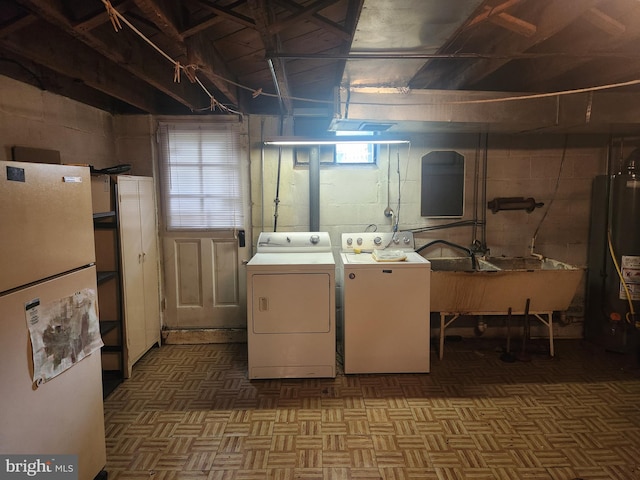 841 Highland Ave, Lancaster, PA 17603 - clothes washing area with washer and clothes dryer and gas water heater