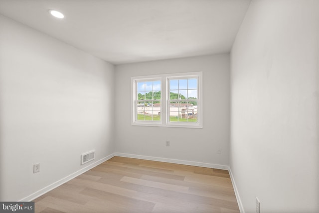 2532 Sedgewick Pl, Dumfries, VA 22026 - unfurnished room featuring light wood finished floors, baseboards, and recessed lighting