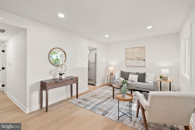 2532 Sedgewick Pl, Dumfries, VA 22026 - living area featuring light wood-style flooring, recessed lighting, and baseboards