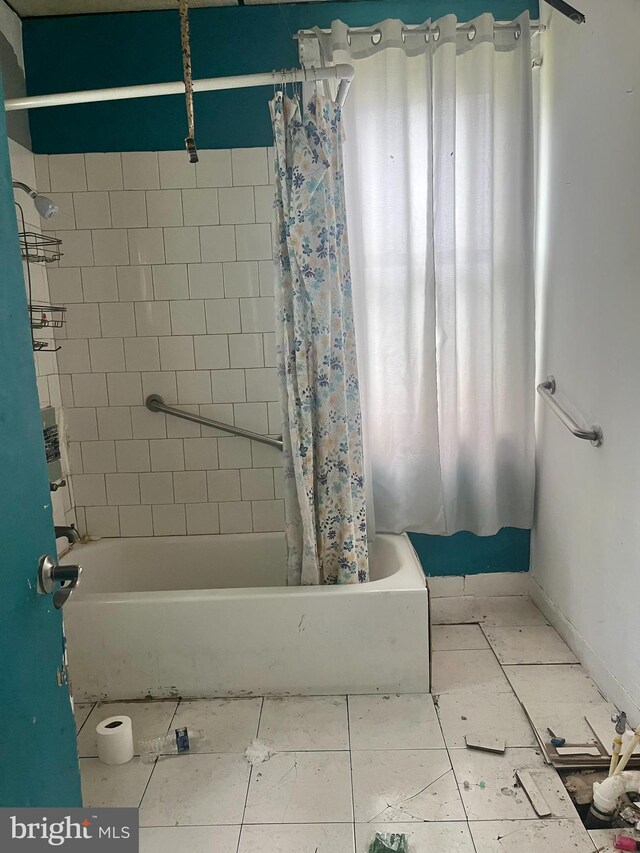 435 S Augusta Ave, Baltimore, MD 21229 - full bath with shower / bath combo with shower curtain