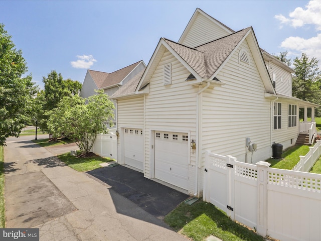 17494 Lethridge Cir, Round Hill, VA 20141 - view of side of home with driveway and a shingled roof