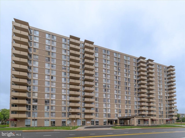 view of apartment building / complex