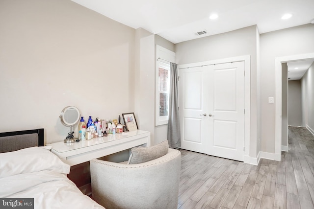bedroom featuring wood finished floors, baseboards, a closet, and recessed lighting