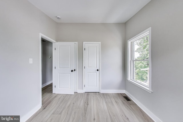 5209 10th Pl S, Arlington, VA 22204 - unfurnished bedroom featuring light wood-type flooring and baseboards