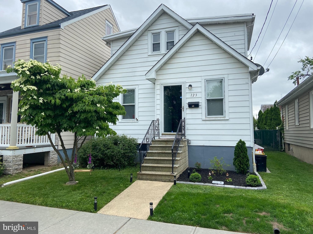 123 Beal St, Hamilton, NJ 08610 - bungalow featuring a front lawn