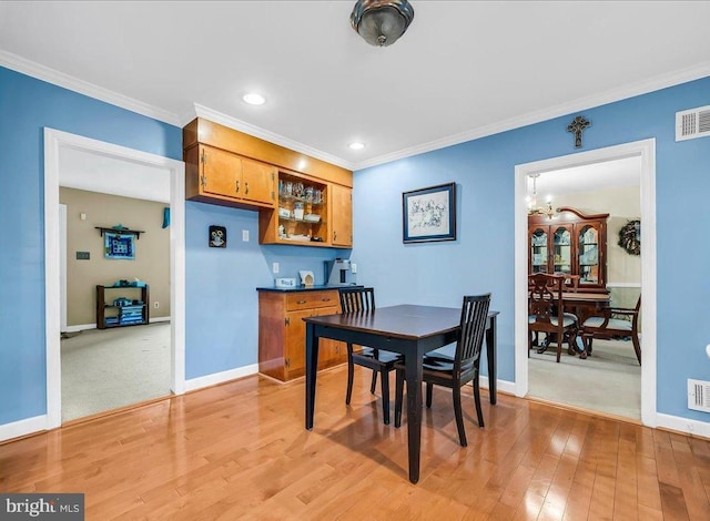 1206 Evergreen Rd, Wilmington, DE 19803 - dining room with crown molding, light wood finished floors, a chandelier, baseboards, and recessed lighting