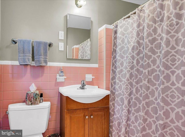 1206 Evergreen Rd, Wilmington, DE 19803 - full bathroom featuring toilet, vanity, a wainscoted wall, tile walls, and curtained shower