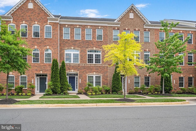 view of front facade featuring brick siding