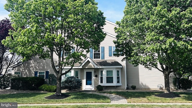 view of front facade with a front lawn