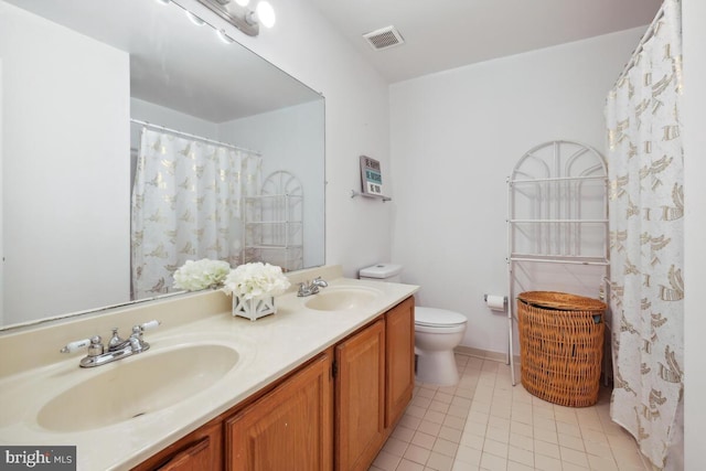 full bath featuring tile patterned flooring, toilet, double vanity, and curtained shower
