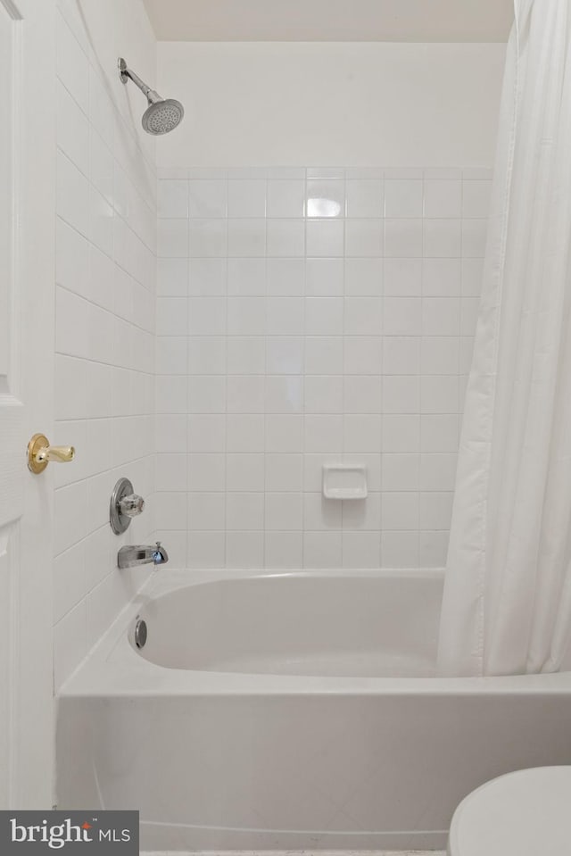 7814 Abbey Oaks Ct, Manassas, VA 20112 - bathroom with shower / bath combo and toilet