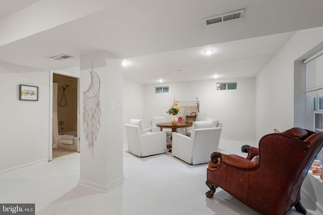 7814 Abbey Oaks Ct, Manassas, VA 20112 - living area with recessed lighting