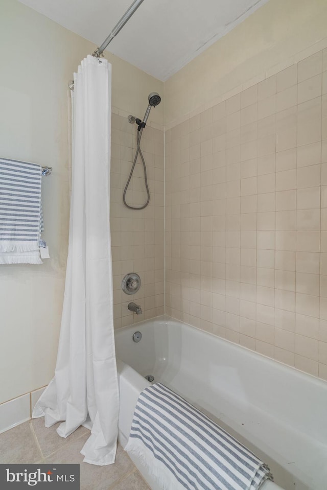 7814 Abbey Oaks Ct, Manassas, VA 20112 - full bath featuring shower / bath combo with shower curtain and tile patterned flooring