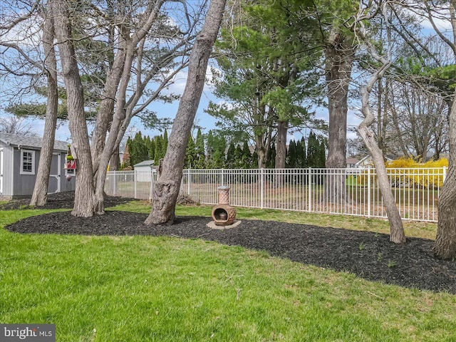 view of yard with an outbuilding