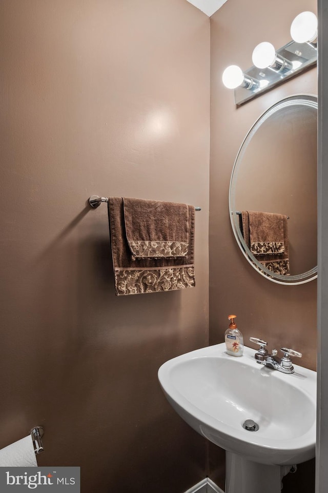 bathroom featuring a sink