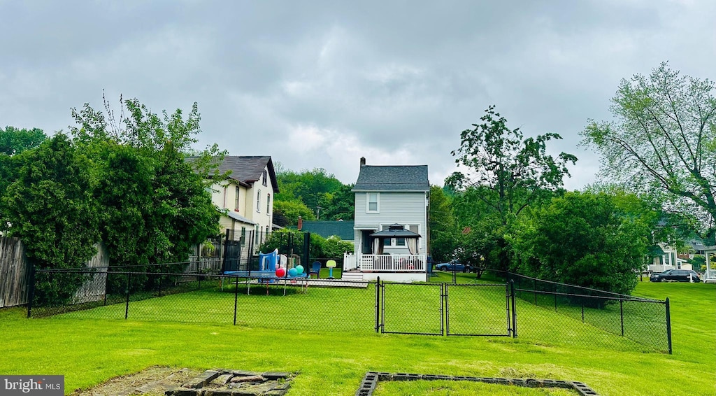 view of yard featuring a gate