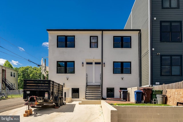 townhome / multi-family property featuring fence