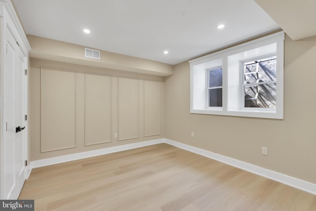 basement with light wood-type flooring, baseboards, and recessed lighting