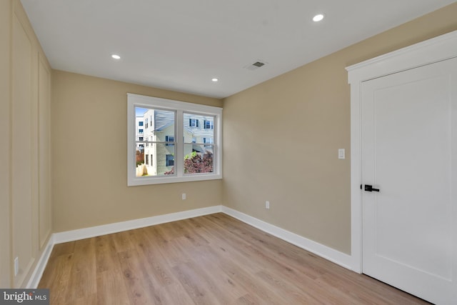 empty room with light wood-style flooring, recessed lighting, and baseboards