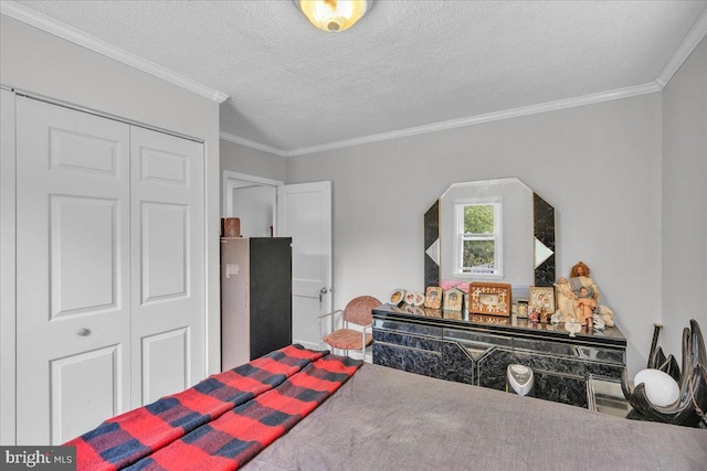 bedroom with ornamental molding, a textured ceiling, and a closet