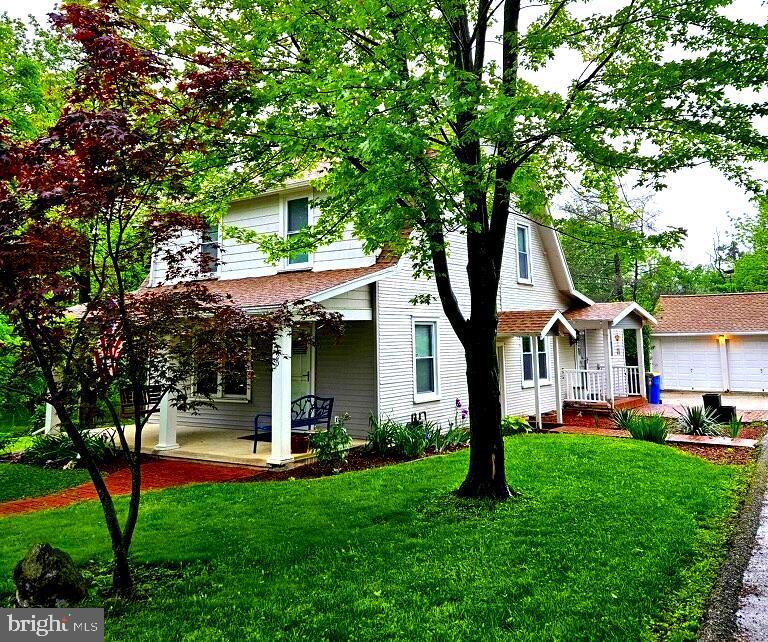view of front of property with covered porch and a front lawn