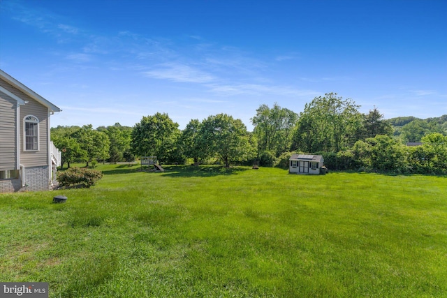 view of grassy yard featuring an outdoor structure