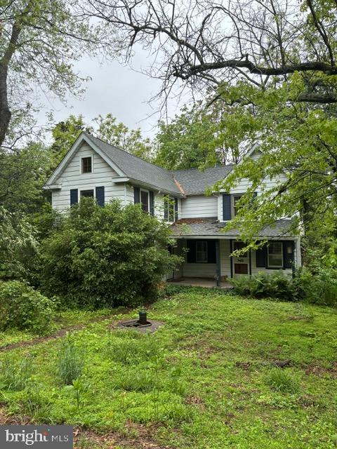 view of front of property with a front lawn and a porch