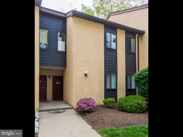 view of front of property featuring stucco siding