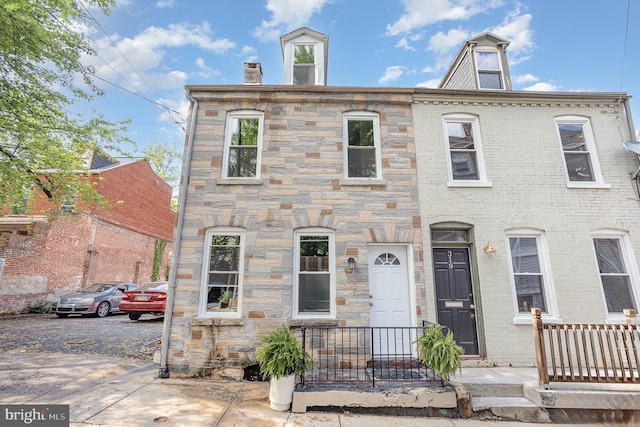 townhome / multi-family property with stone siding