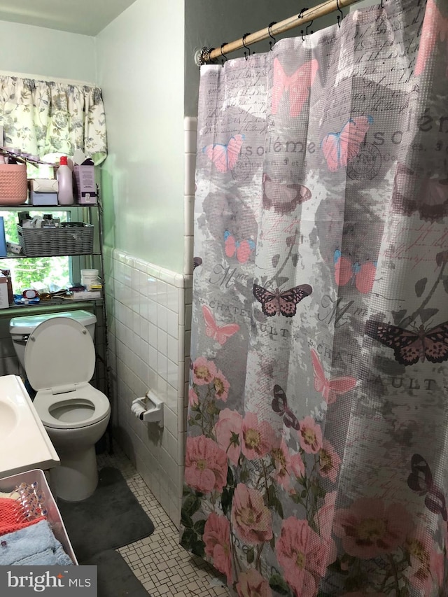 539 Pershing Ave, Darby, PA 19023 - bathroom with toilet, vanity, a shower with shower curtain, wainscoting, and tile walls