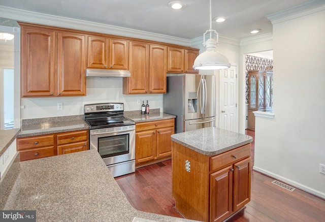 kitchen featuring stainless steel appliances, under cabinet range hood, ornamental molding, dark wood-type flooring, and decorative light fixtures