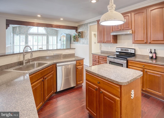 kitchen featuring stainless steel appliances, a sink, under cabinet range hood, ornamental molding, and dark wood-type flooring