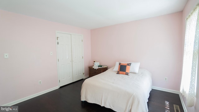 1042 Country Club Rd, Camp Hill, PA 17011 - bedroom featuring dark wood-type flooring and a closet