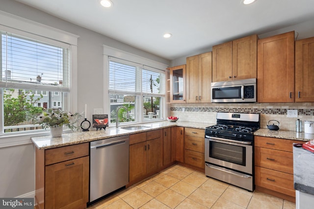 kitchen with stainless steel appliances, plenty of natural light, backsplash, and recessed lighting