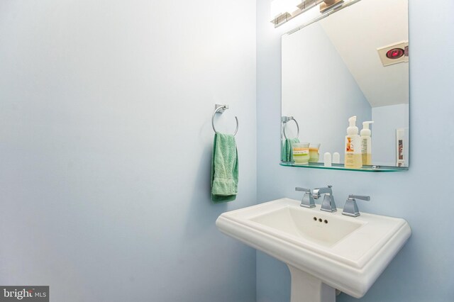 bathroom featuring a sink
