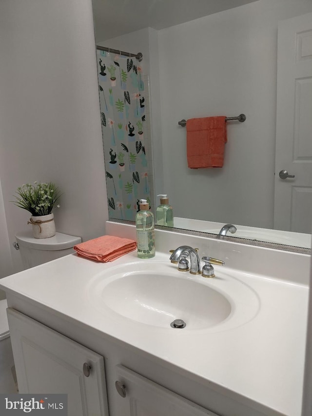 full bath featuring vanity, toilet, and curtained shower
