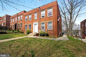 view of front of home featuring a front lawn