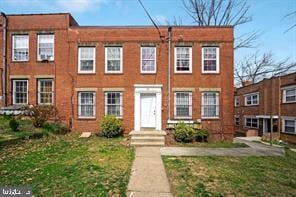 townhome / multi-family property featuring a front yard