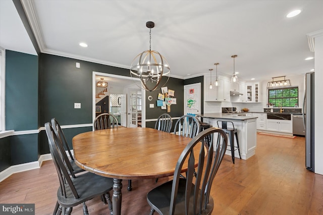 dining room featuring recessed lighting, a chandelier, crown molding, light wood-style floors, and baseboards