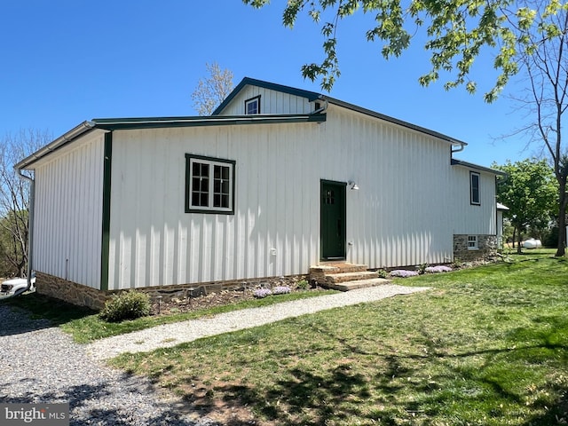 view of front of property featuring a front lawn