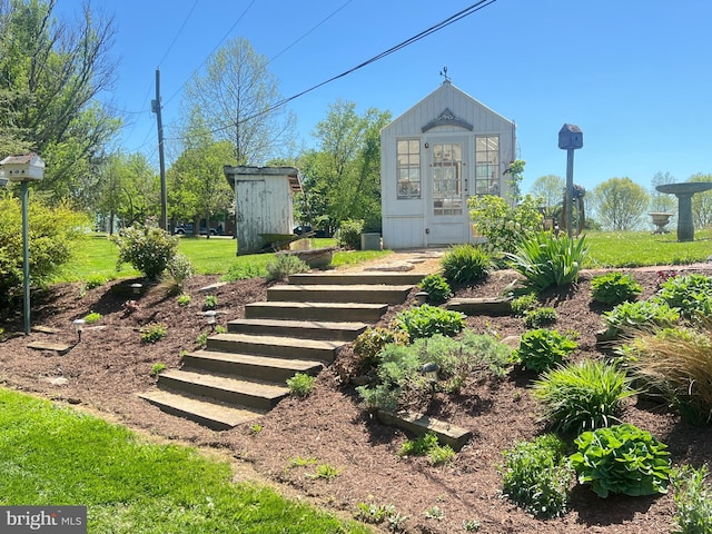 view of yard with an outbuilding