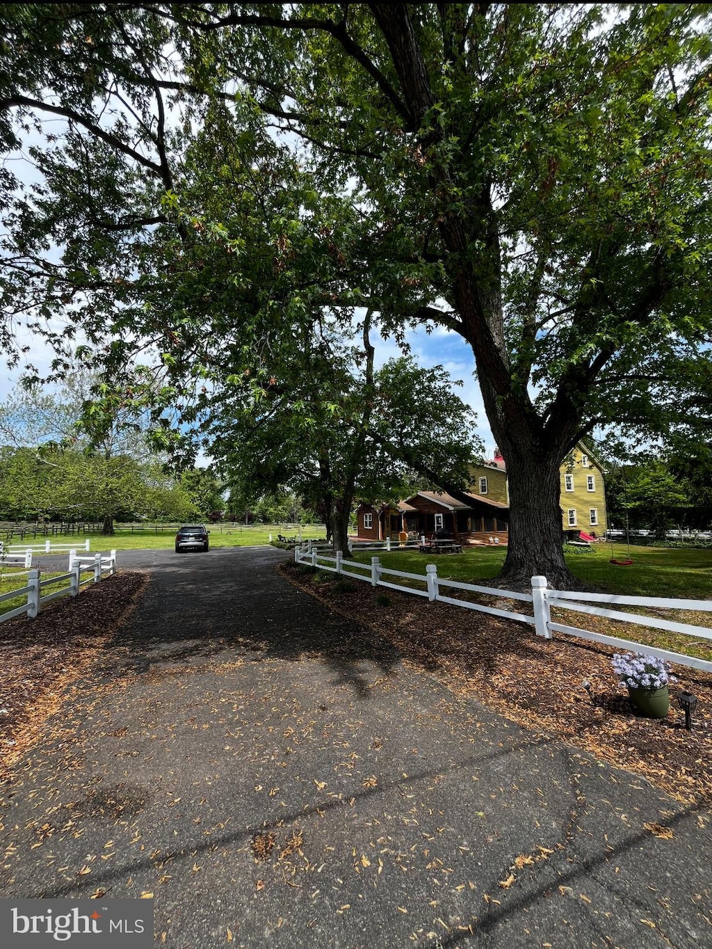 view of front facade with fence