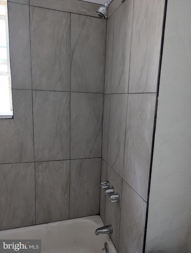 1819 W Ontario St, Philadelphia, PA 19140 - full bath featuring tub / shower combination