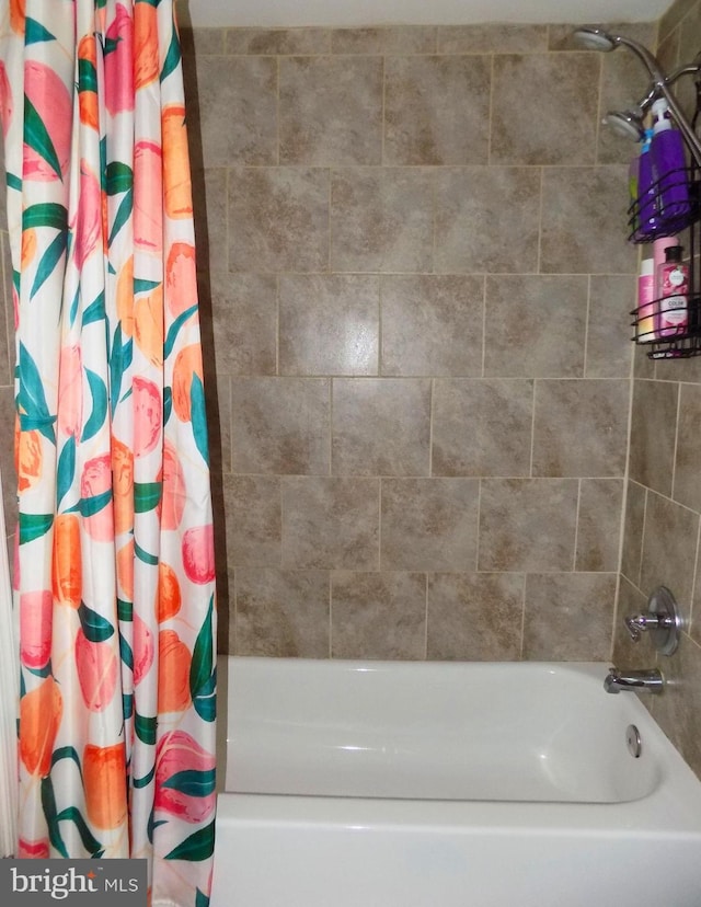 3016 Pennsylvania Ave, Lansdowne, MD 21227 - full bathroom featuring shower / tub combo