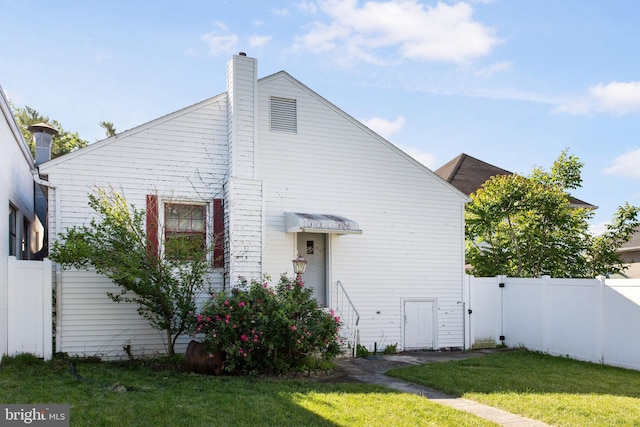 408 Frederick St, Hanover, PA 17331 - view of front facade with a gate and a chimney