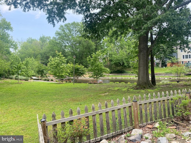 8111 Oaklake Ct, Alexandria, VA 22309 - view of yard