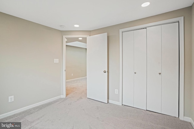 unfurnished bedroom with baseboards, carpet flooring, recessed lighting, and a closet